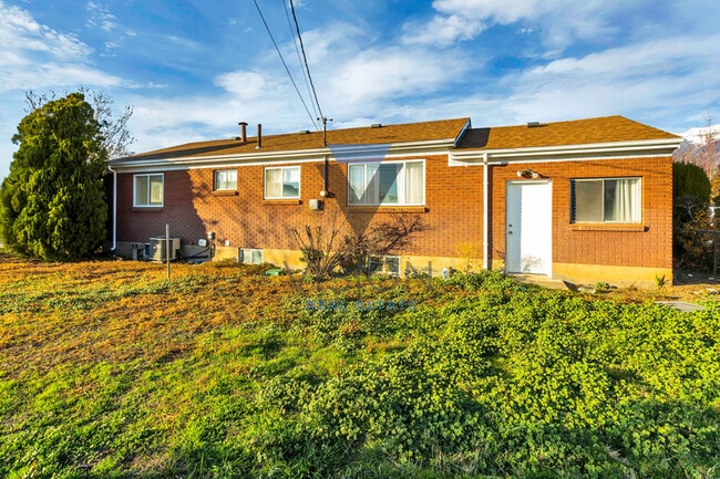 Building Photo - 360 E 400 S