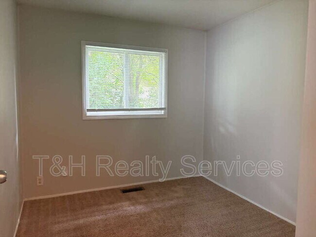 Building Photo - 636 Park Dr