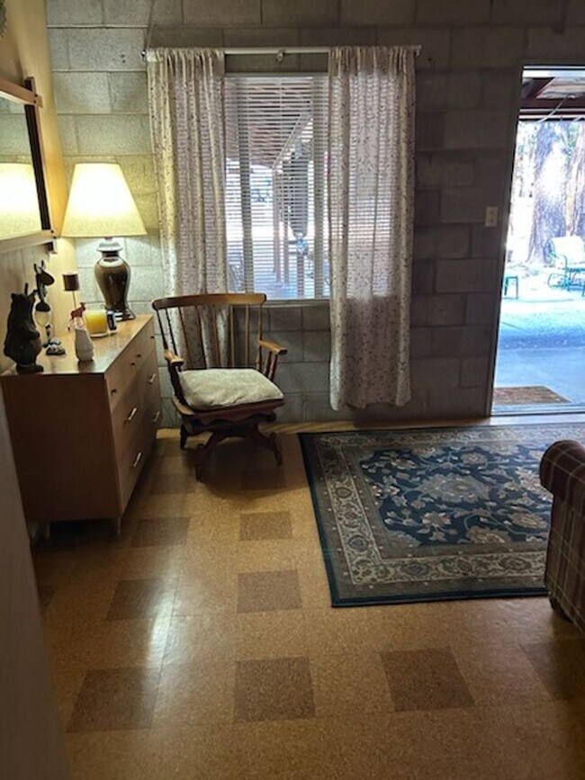 Building Photo - SKI LEASE: Close to Bus Line, Full Kitchen, 2 Living Areas