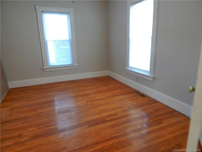 Building Photo - 38 Oak Ave