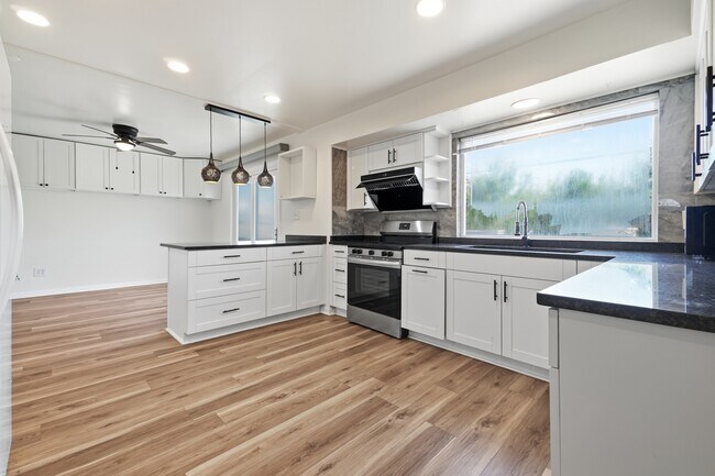 Building Photo - 600 Breeds Hill Rd