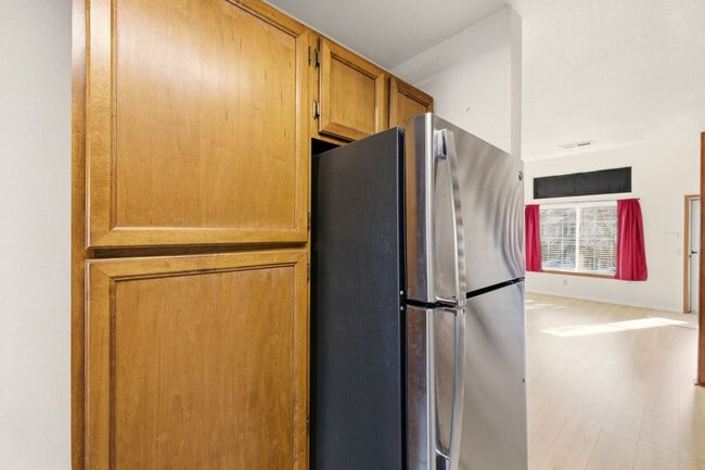 Building Photo - Open Concept Two Bed Two Bath Townhouse!