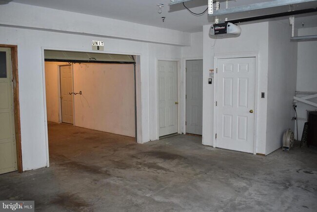 Building Photo - 204 Seneca Way