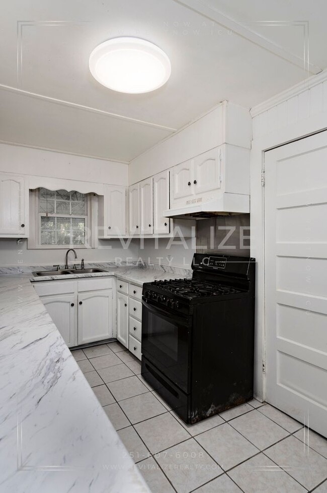 Building Photo - Adorable 3 Bed 2 Bath Cottage with Double ...