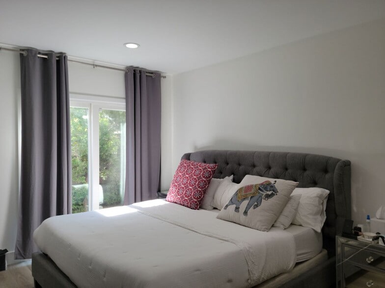 Building Photo - Stunning Remodeled 4 Bedroom House with Large Front Yard, Garage, Pool & Spa in Studio City!