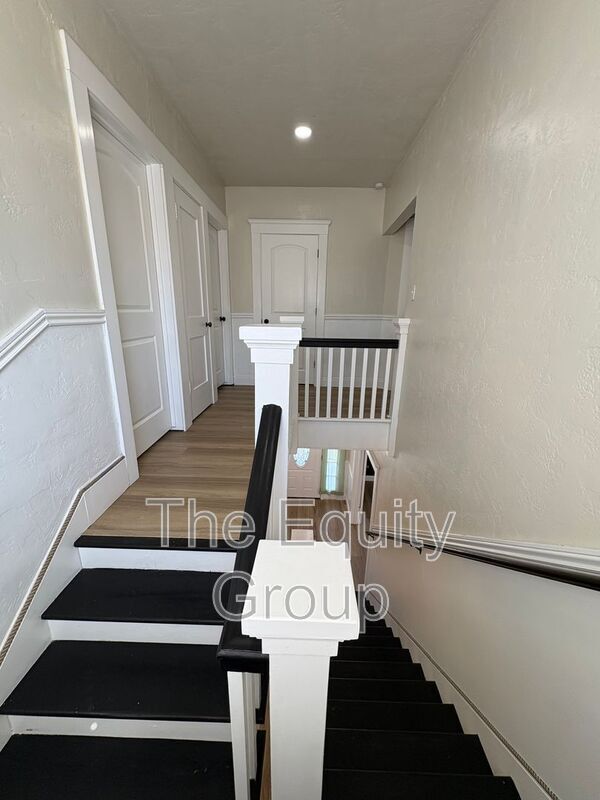 Building Photo - 209 E 11th St