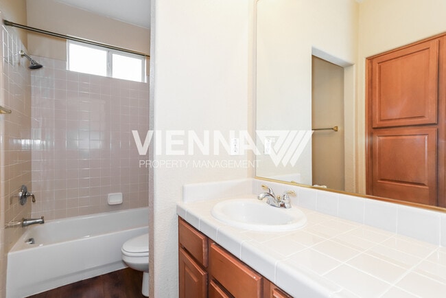 Building Photo - Beautiful 4 Bedroom + Study in Desirable Neighborhood