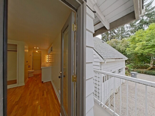 Building Photo - 1825 University St