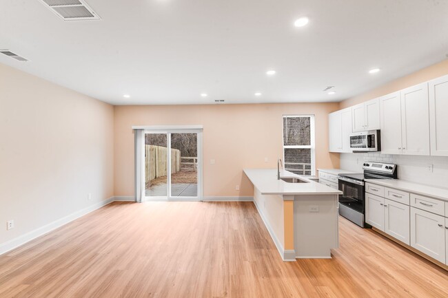 Building Photo - 645 Brookwood St