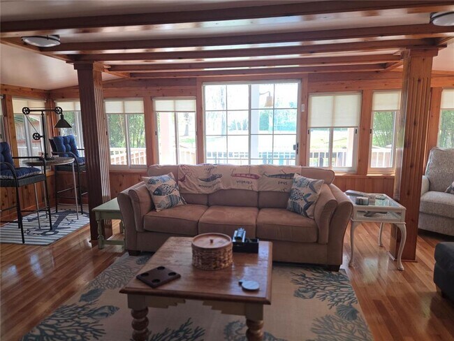 Building Photo - 507 Lakeshore Dr