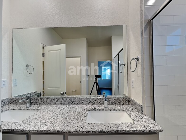 Building Photo - 2717 Lillybrook Ln