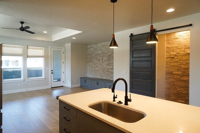 Building Photo - 3045 S Honeycomb Way