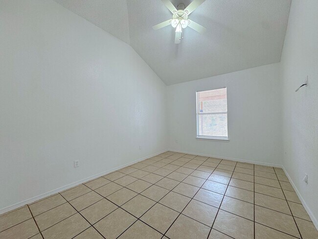 Building Photo - East El Paso 4bed/2bath All Tile Flooring!