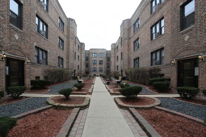Primary Photo - 3728 N Pine Grove Ave