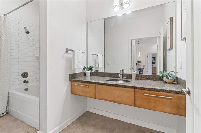 Building Photo - 1430 Dresden Dr NE