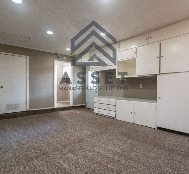 Building Photo - Cute 5 Bedroom House!