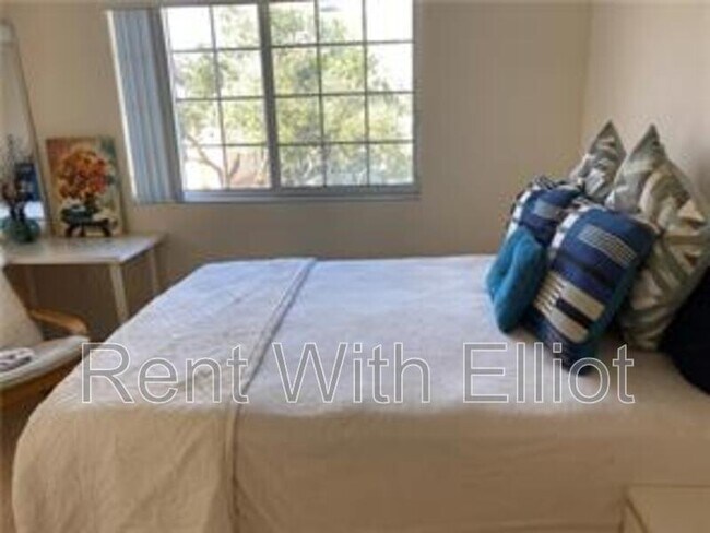 Building Photo - 2021 SE 10th Ave