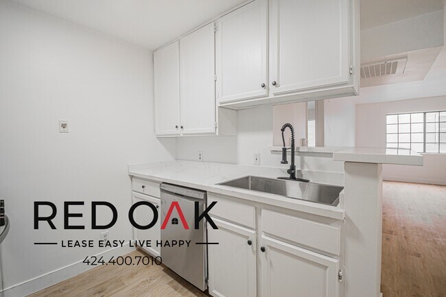 Building Photo - 4651 Cahuenga Blvd