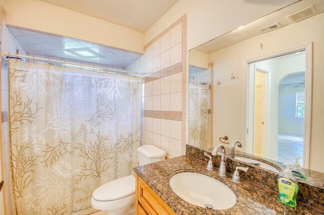 Building Photo - 2074 SE Doverbrook St