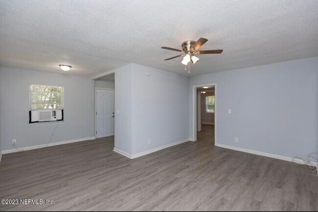 Building Photo - 2513 Spirea St