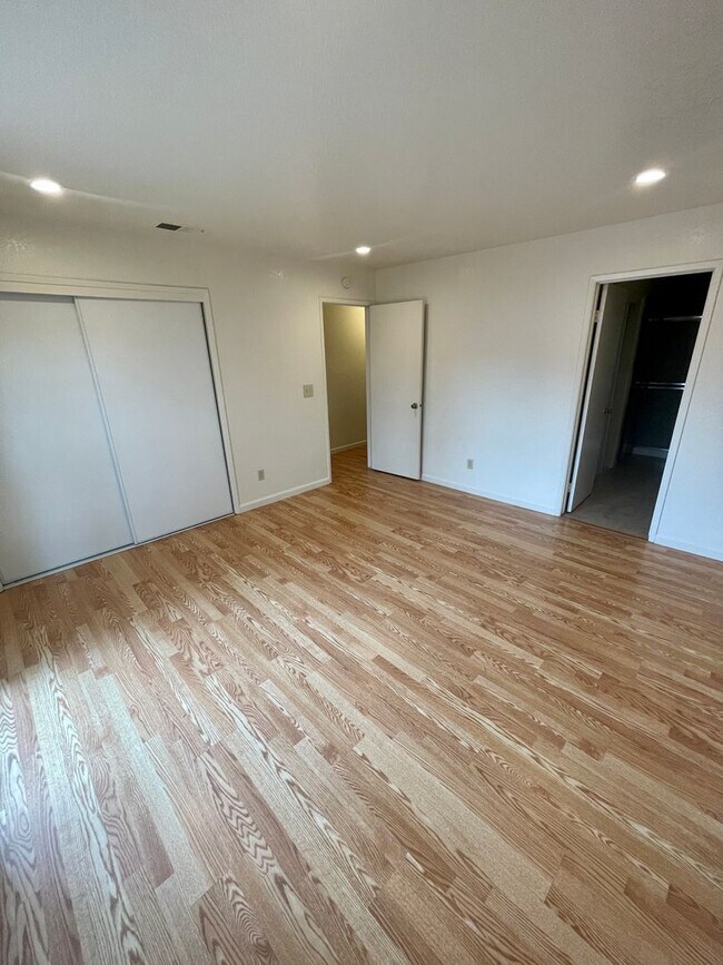 Building Photo - 8192-8194 Talbot Way