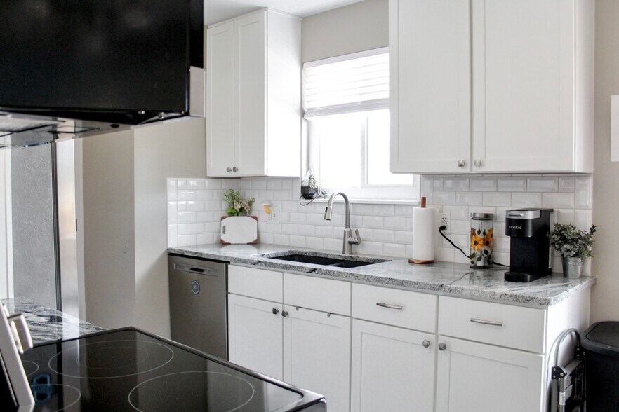 Building Photo - 1987 Palm Dr