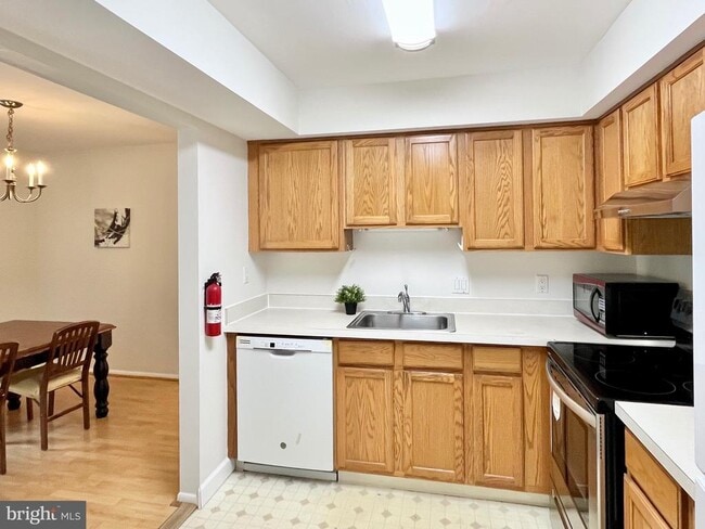 Building Photo - 2217 Sayre Dr