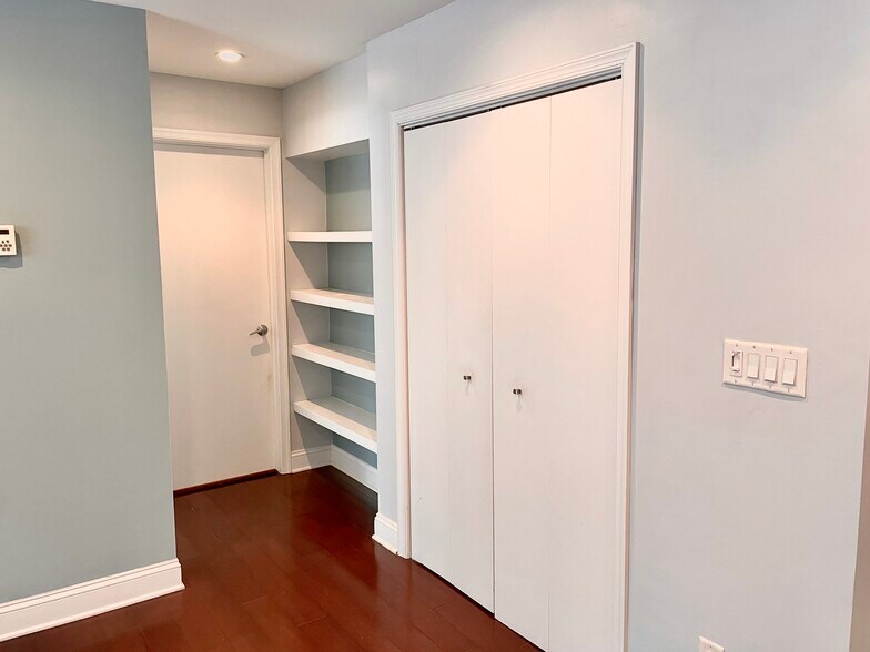 Building Photo - 2339 40th Pl NW