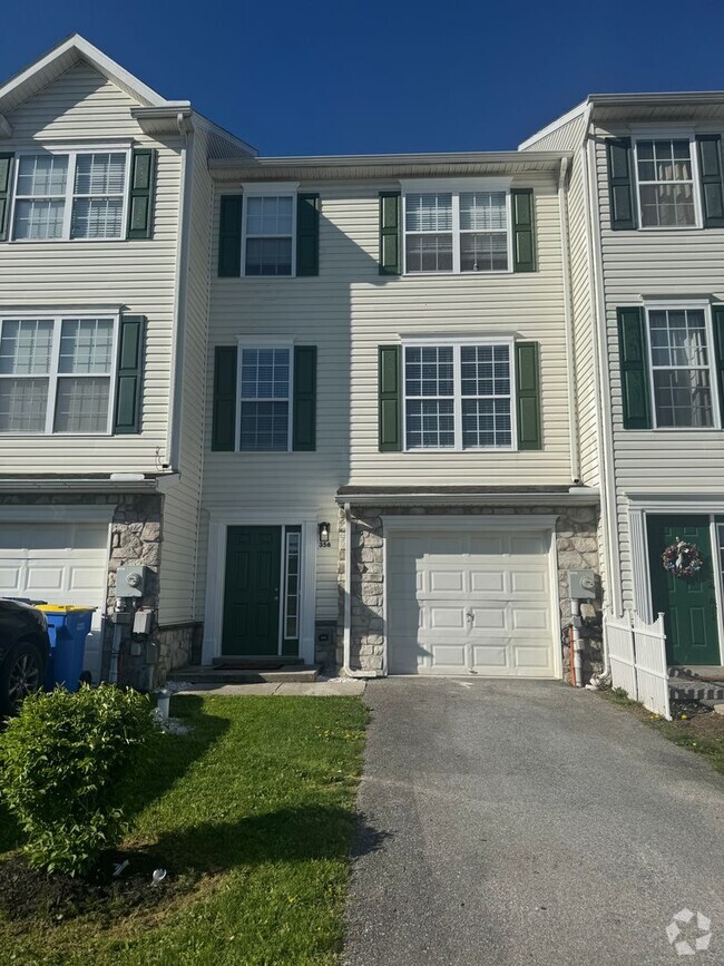 Building Photo - Newly Renovated! 3 bedrooms, 2 full baths...