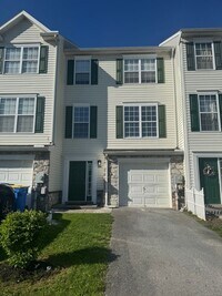 Building Photo - Newly Renovated!  3 bedrooms, 2 full baths...