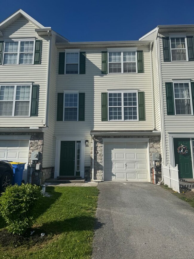 Newly Renovated! 3 bedrooms, 2 full baths... - Newly Renovated!  3 bedrooms, 2 full baths...
