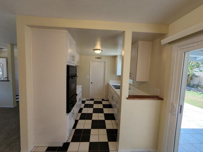 Building Photo - 3 Bedroom 2 Bath Home,