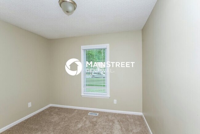 Building Photo - 3 Bedroom Pet-Friendly Home in Charlotte, NC with Main Street Renewal