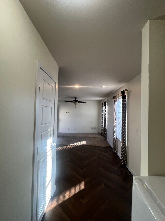 Building Photo - 934 9th St