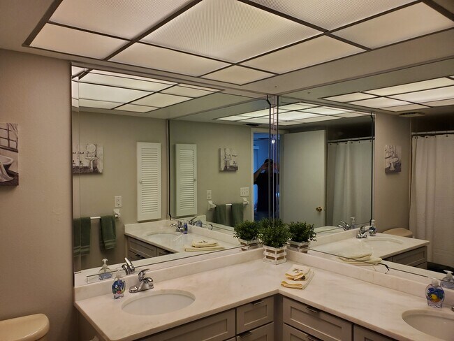Building Photo - 9635 Greenskeeper Dr