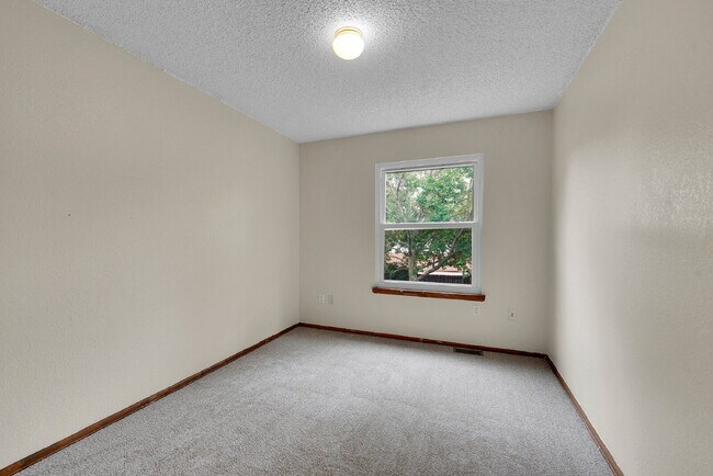 Building Photo - $2,895, 4 bed, 3 bath, located in Westmins...