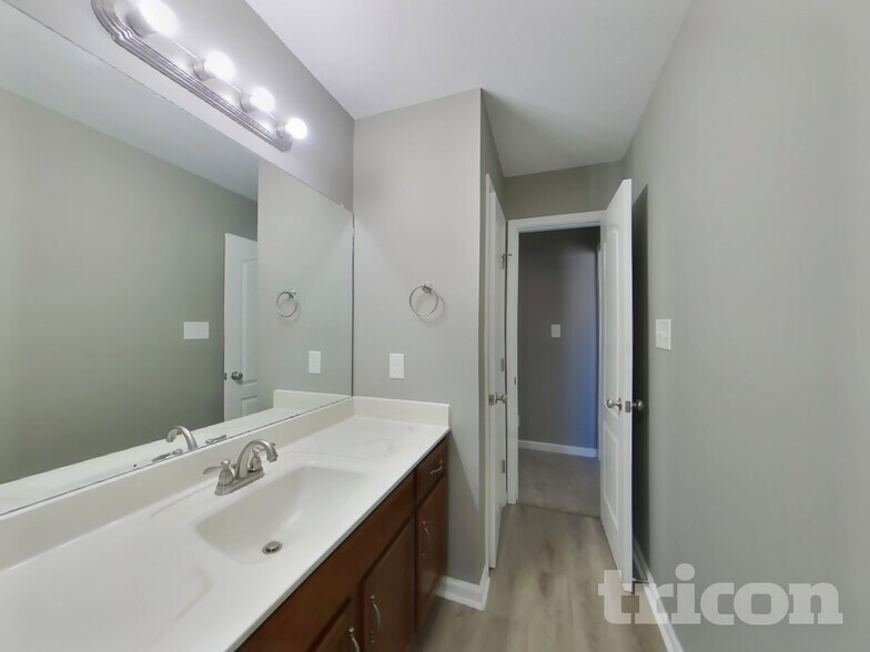 Building Photo - 1335 Loren Circle