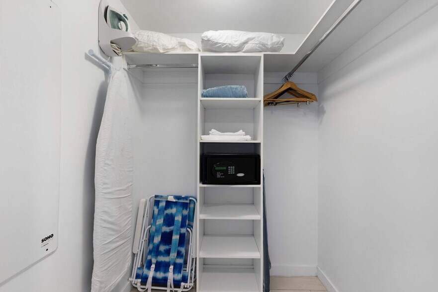 Building Photo - 2602 E Hallandale Beach Blvd