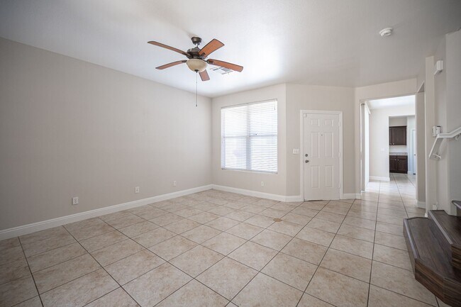 Building Photo - Beautiful 4 Bedroom 2.5 bath Home in the Southwest!