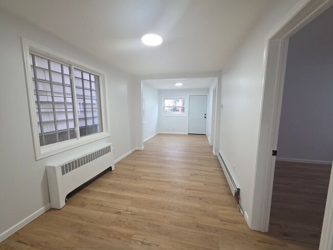 Building Photo - Newly Updated 3 bedroom 1 bathroom Apartment for Rent!