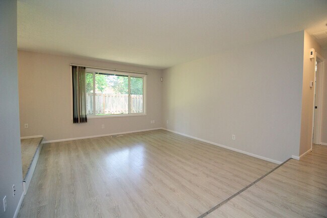 Building Photo - Freshly Remodeled Sprawling 3 Bed, 2 Bath ...