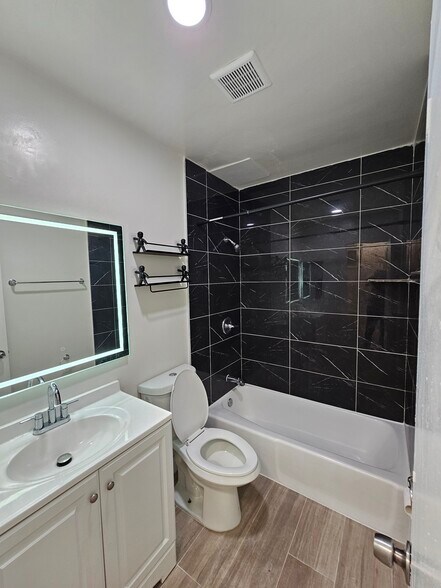 Building Photo - 1908 Clinton St