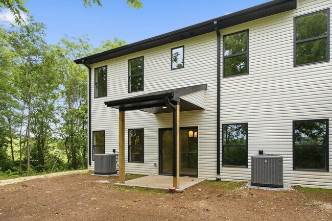 Building Photo - 2175 W Parkview Ave