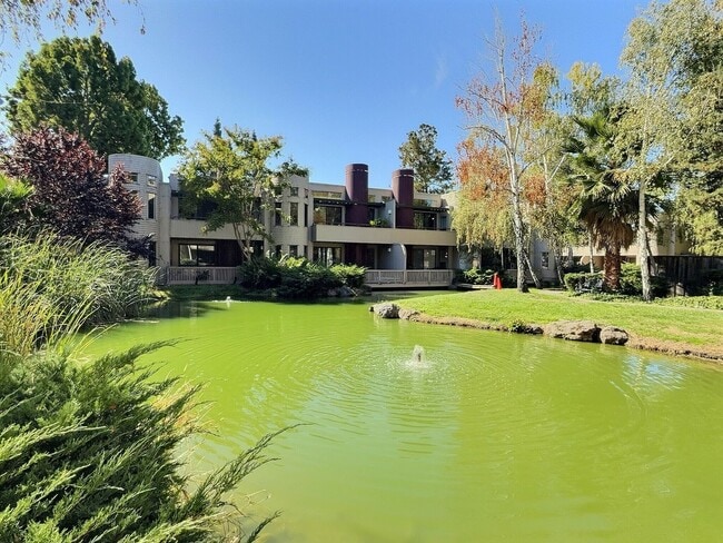 Building Photo - 3 BD/2 BA Gorgeous Pet-Friendly Home in Fa...