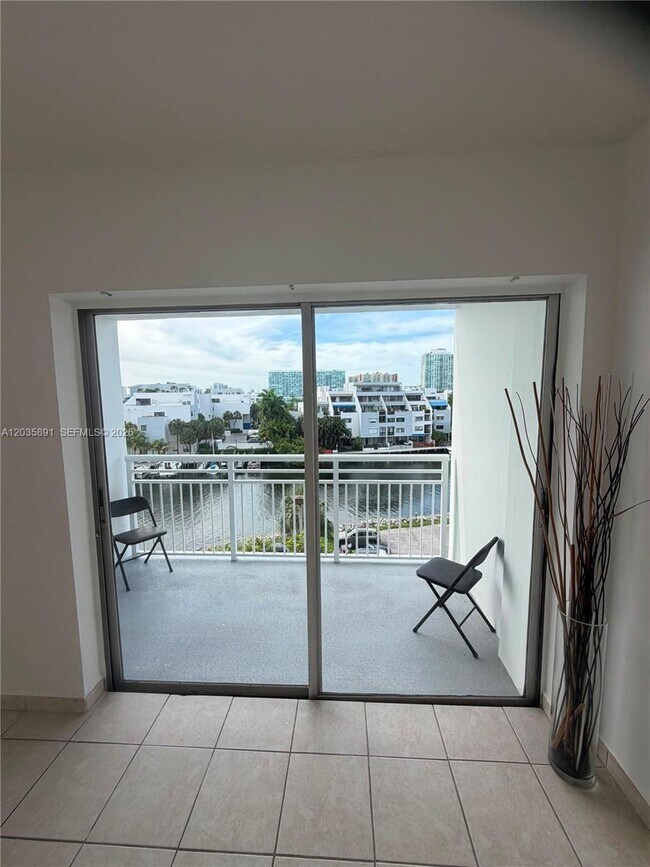 Building Photo - 400 Kings Point Dr
