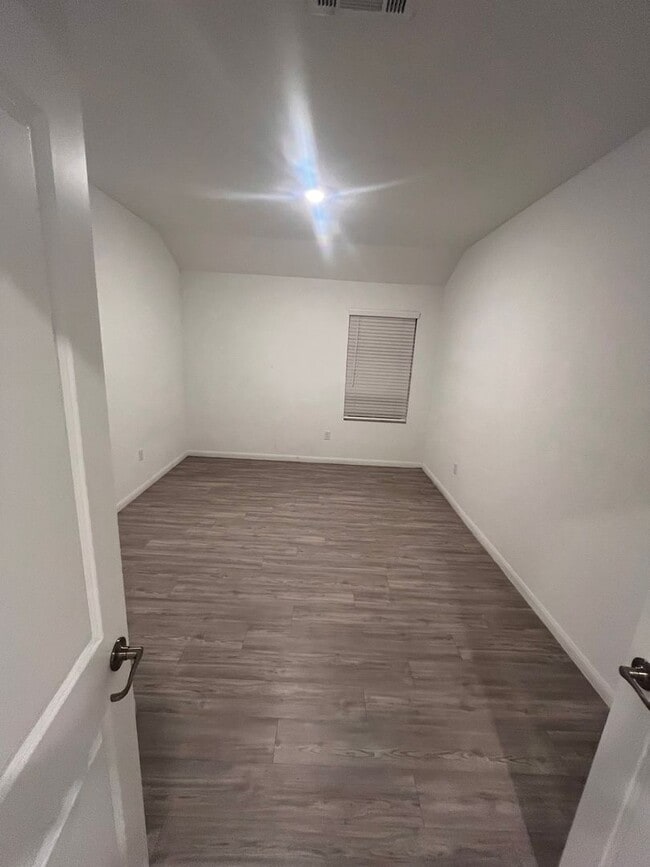 Building Photo - 3 bed 2 bath with a flex space, fenced in ...