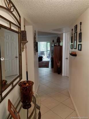 Building Photo - 8060 Fairview Dr