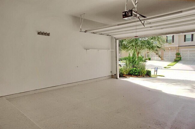 Building Photo - 16016 Summerville Lake Dr