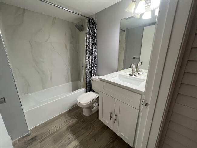 Building Photo - 400 Palm Cir W