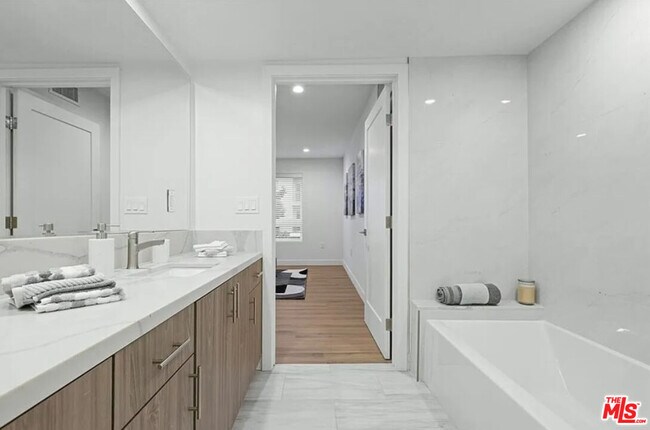 Building Photo - 5405 Hermitage Ave